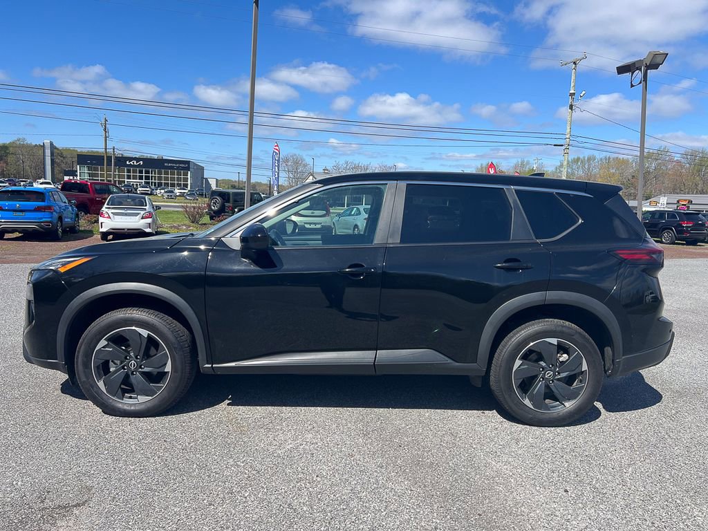 Used 2024 Nissan Rogue SV image 2