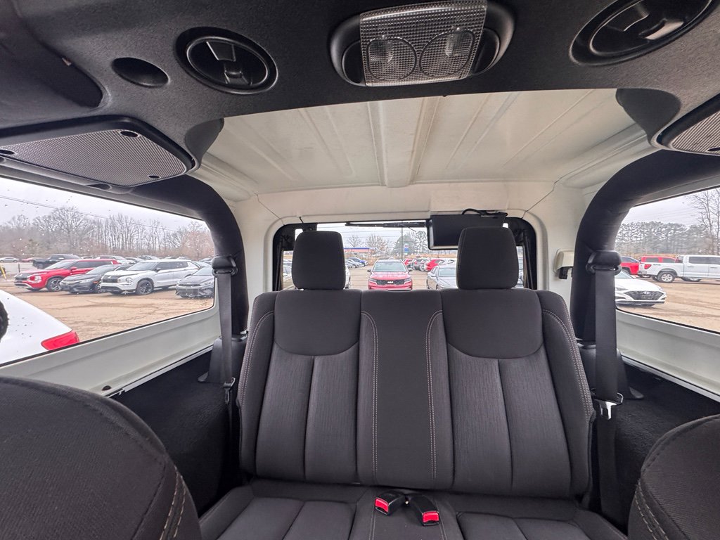 Used 2016 Jeep Wrangler Rubicon w/ Connectivity Group AWD/4WD image 9