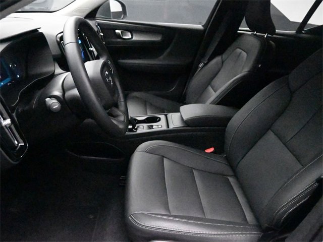 Used 2025 Volvo XC40 B5 Core image 18