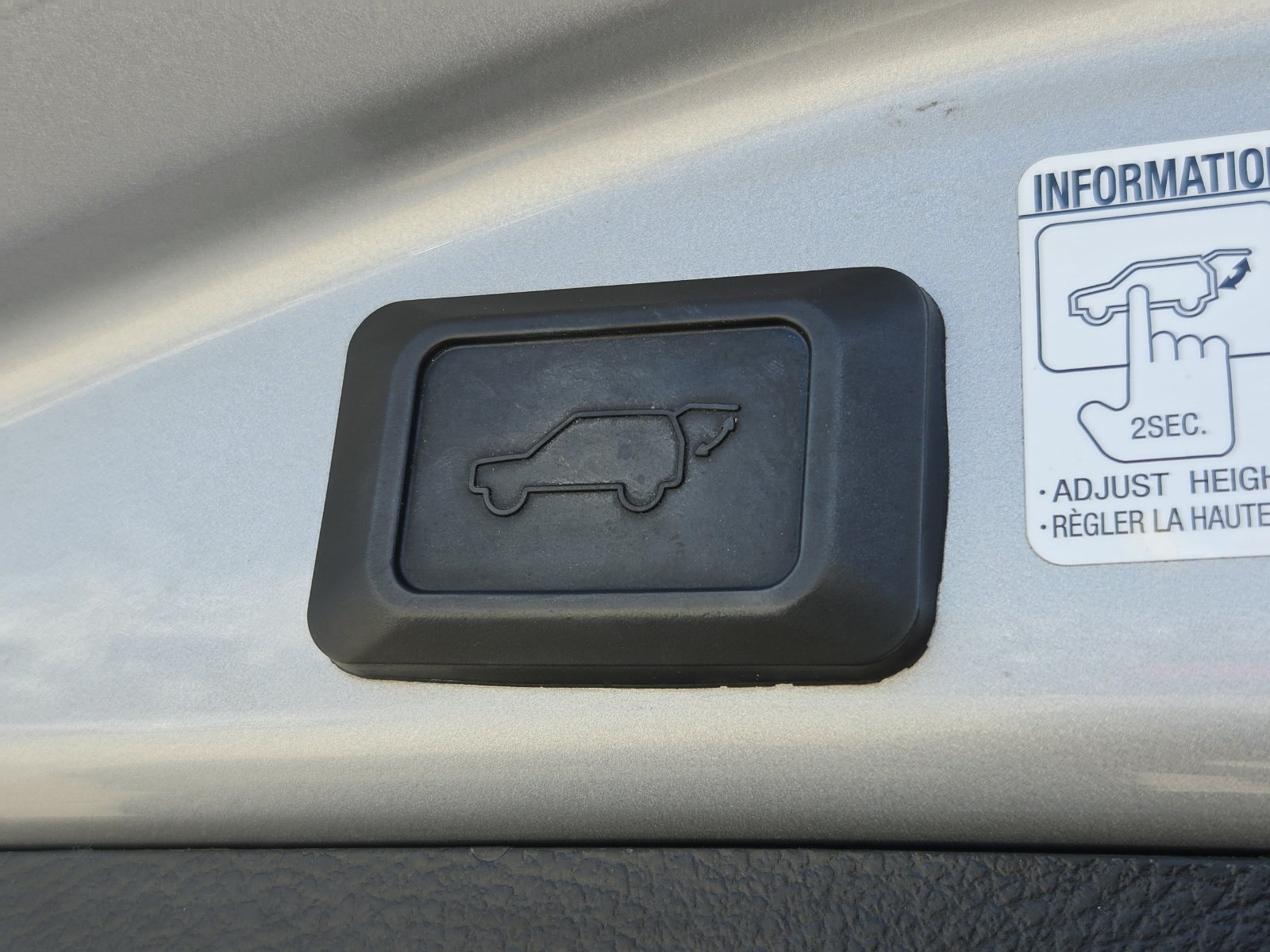 Used 2018 Toyota RAV4 Platinum FWD image 19