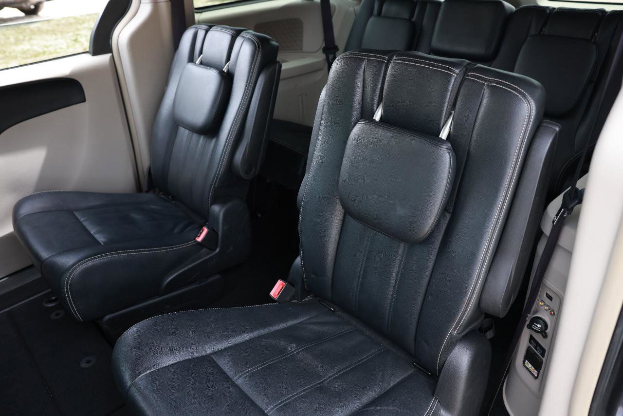 Used 2016 Chrysler Town & Country Touring FWD image 8