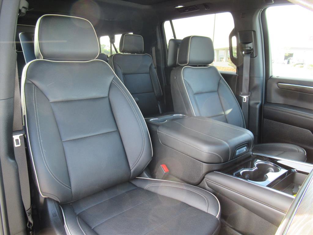 Used 2025 Chevrolet Suburban Premier image 9