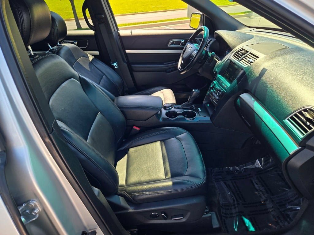 Used 2016 Ford Explorer XLT w/ Equipment Group 202A AWD/4WD image 6