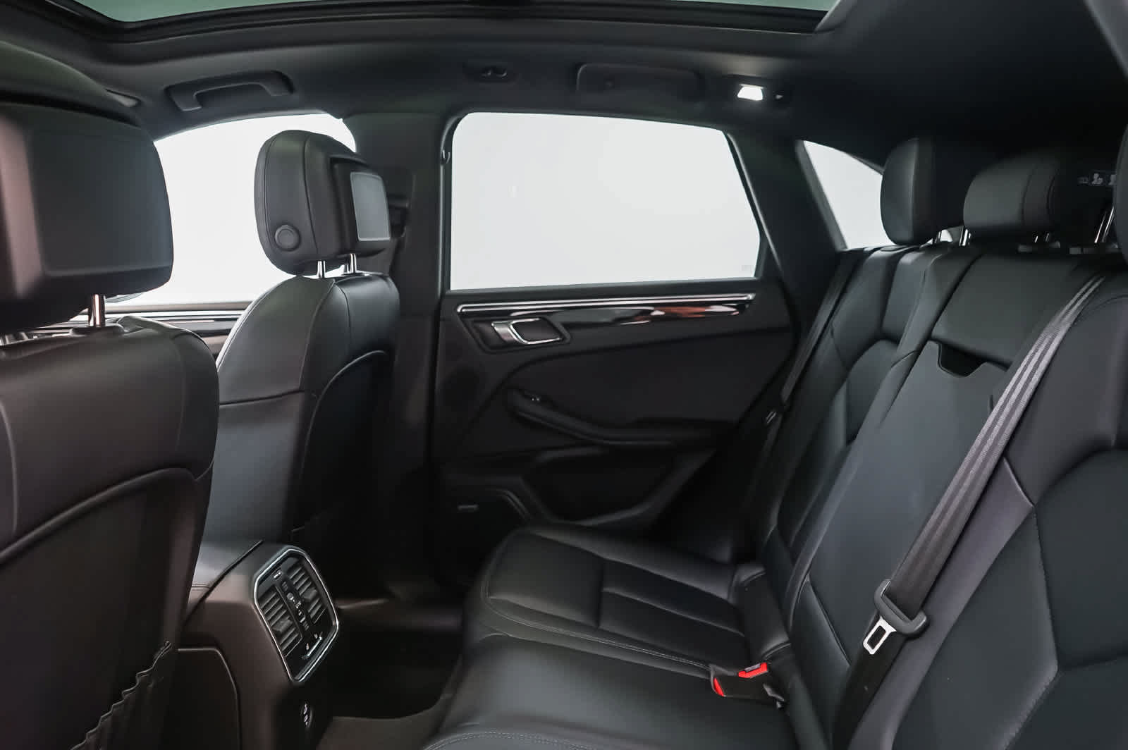 Certified 2025 Porsche Macan AWD/4WD image 24