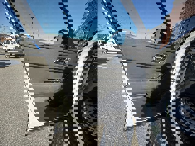 Used 2025 Land Rover Range Rover Velar Dynamic SE image 17