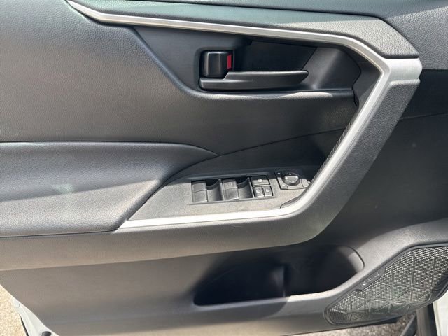 Used 2021 Toyota RAV4 LE AWD/4WD image 21