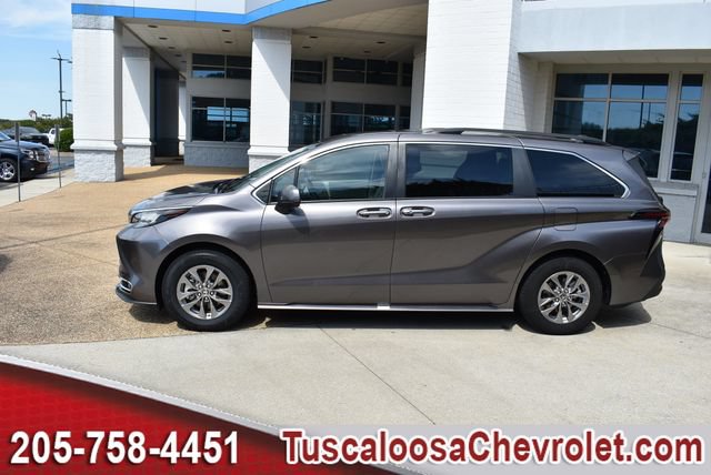 Used 2023 Toyota Sienna XLE FWD image 6