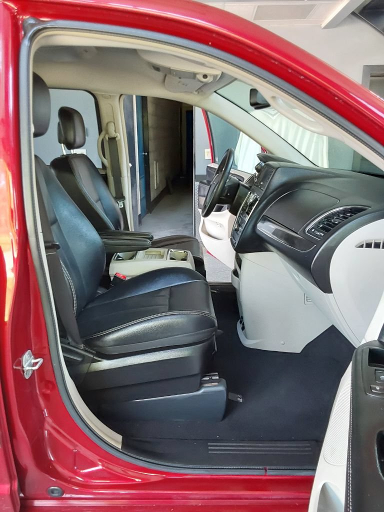 Used 2014 Chrysler Town & Country Touring FWD image 13