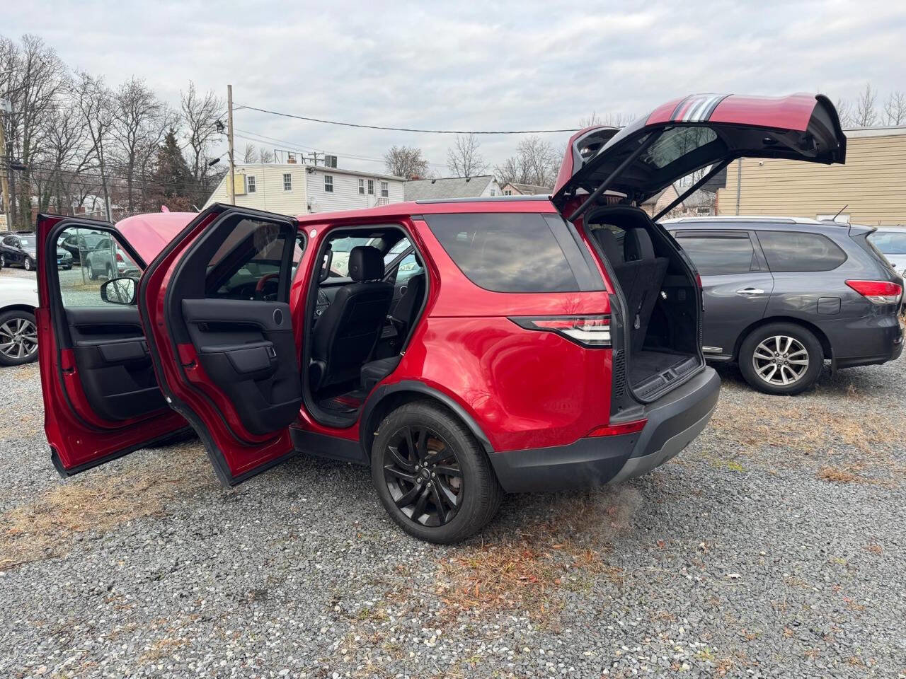 Used 2017 Land Rover Discovery SE image 9