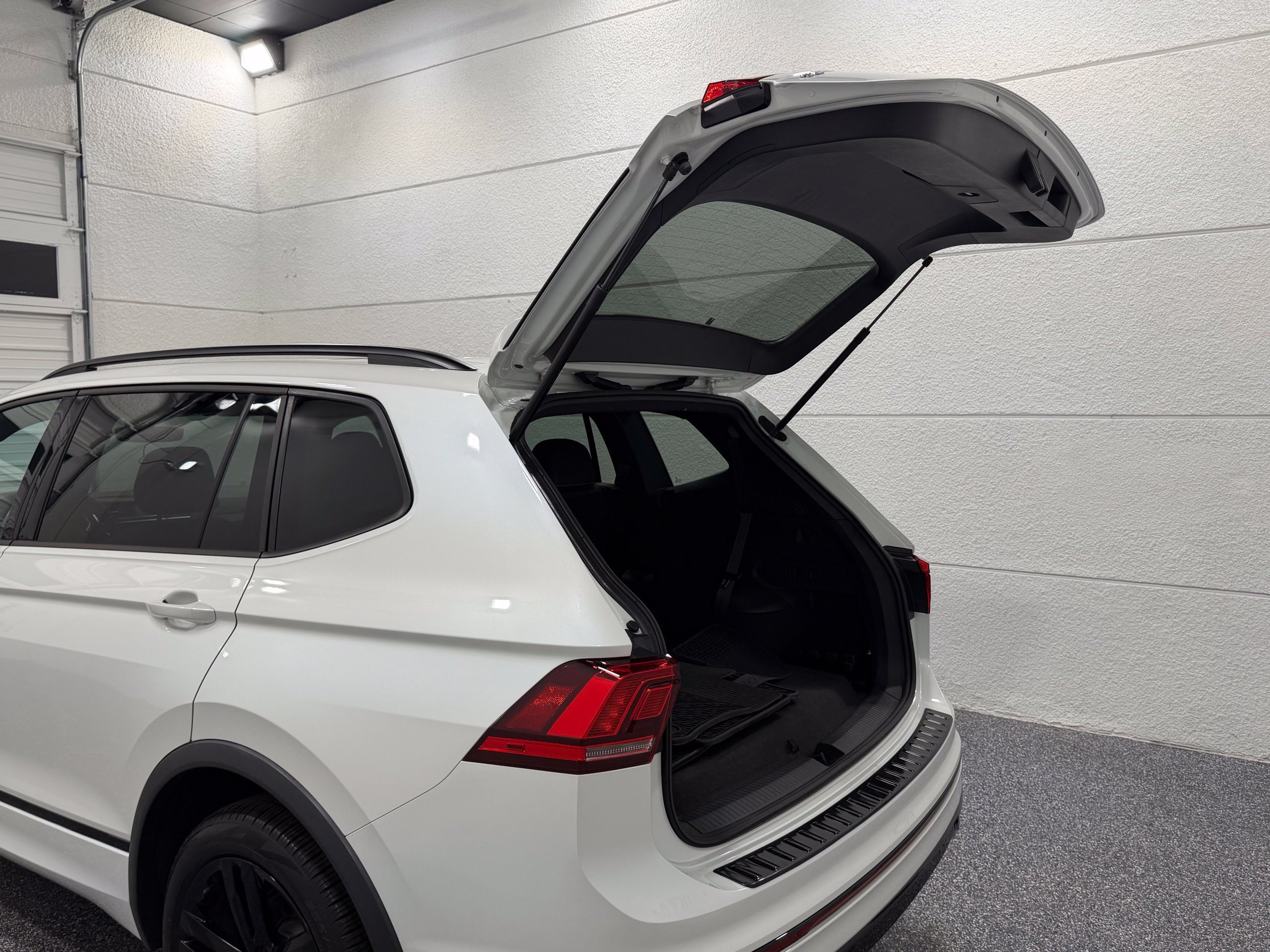 Certified 2023 Volkswagen Tiguan SE R-Line FWD image 25