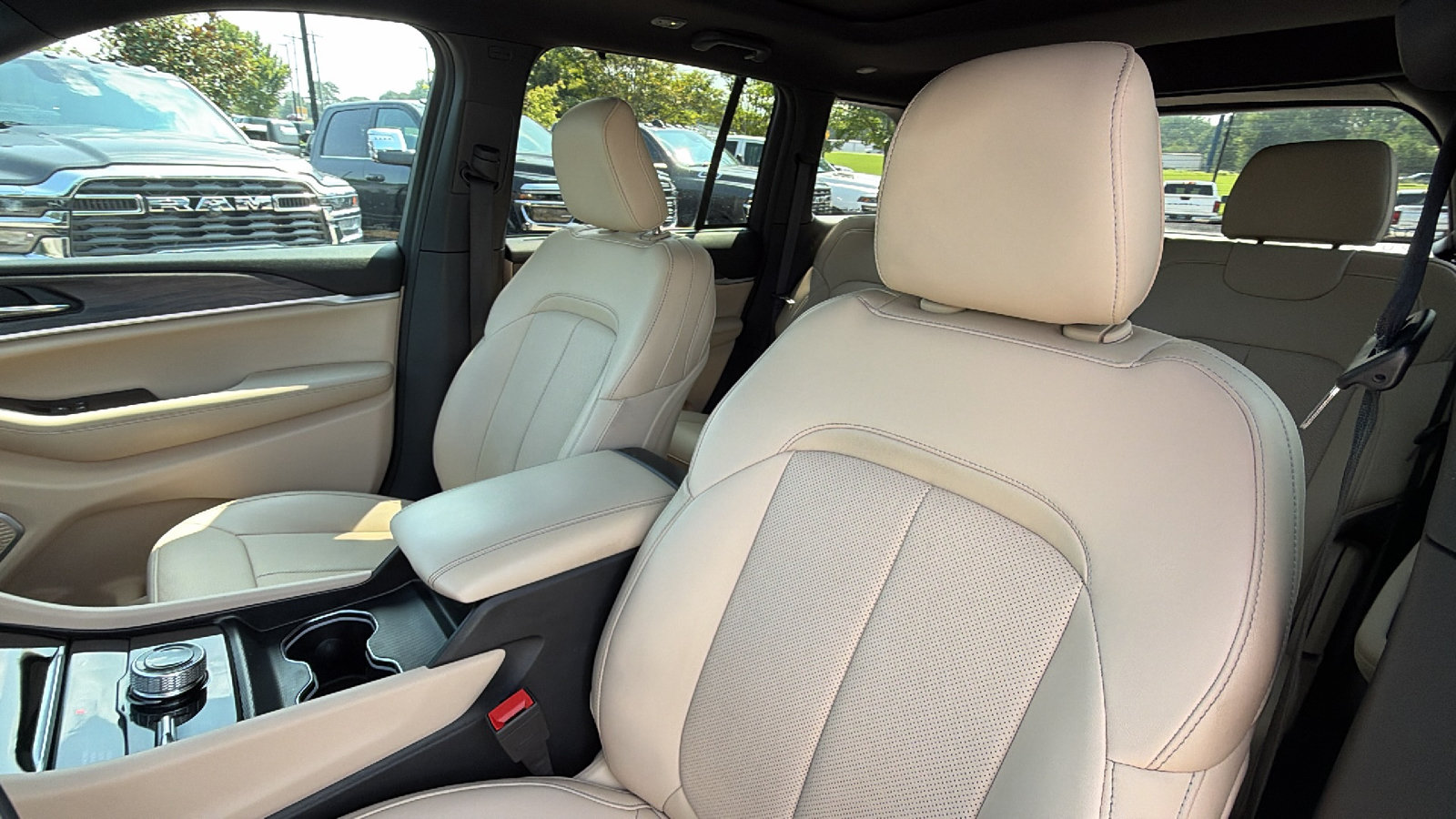 Used 2025 Jeep Grand Cherokee Limited w/ Luxury Tech Group II AWD/4WD image 18