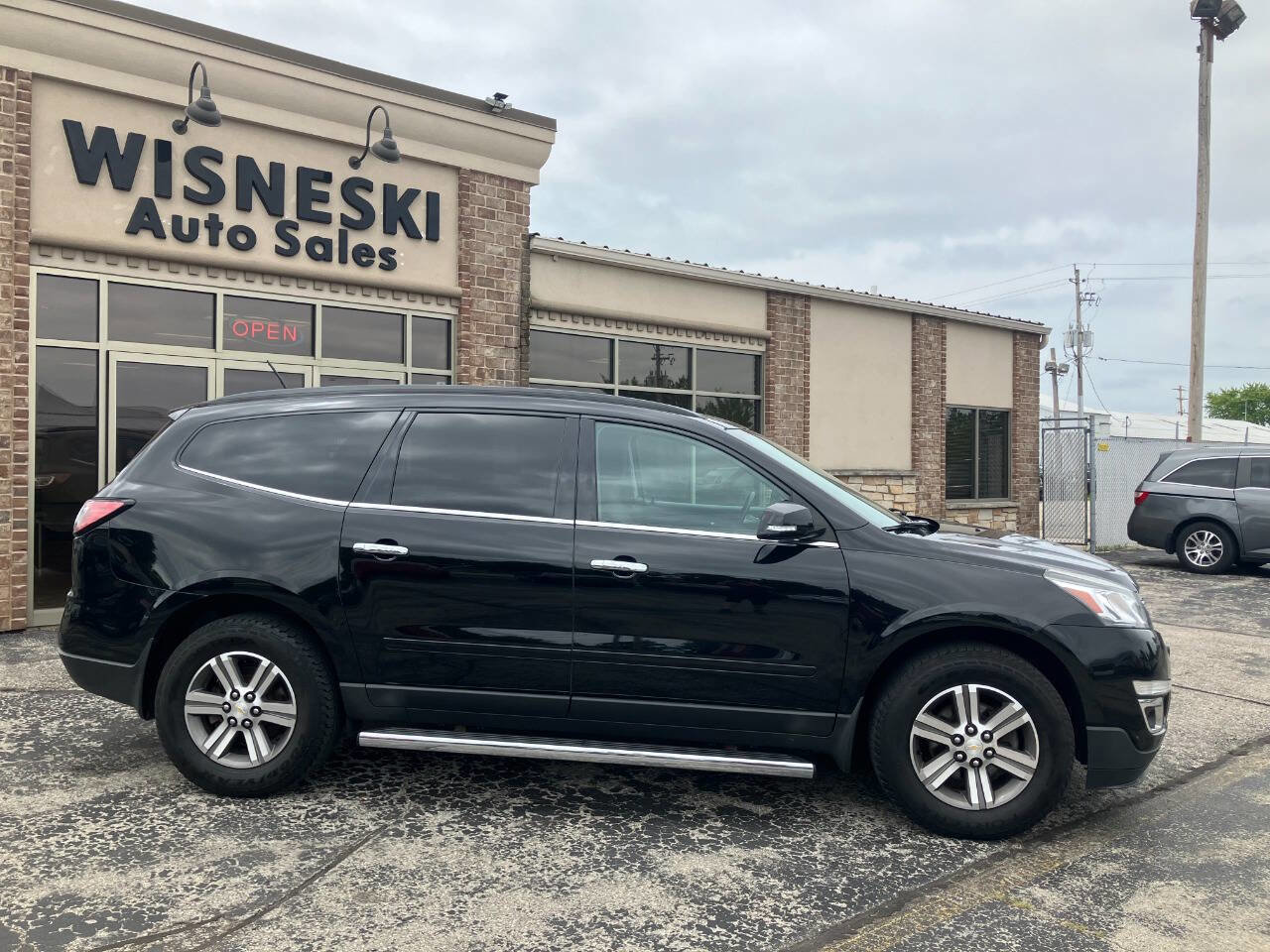 Used 2017 Chevrolet Traverse LT image 2