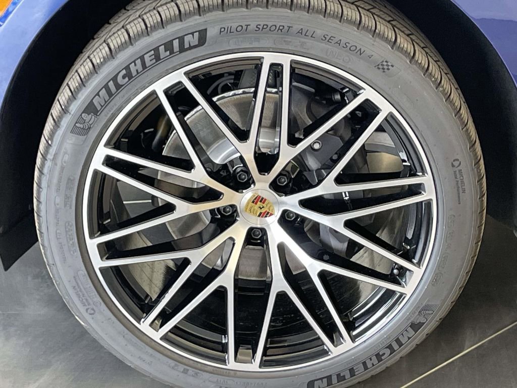 New 2025 Porsche Macan Base image 11