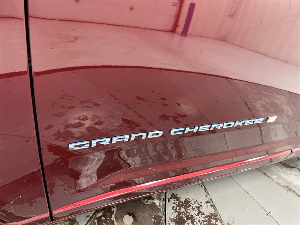 Used 2022 Jeep Grand Cherokee Overland w/ Advanced Protech Group III image 28