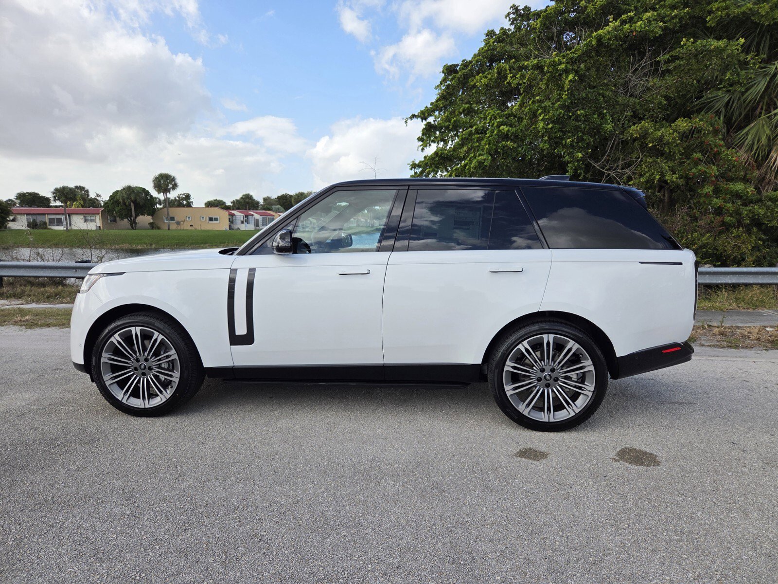 New 2025 Land Rover Range Rover SE image 7