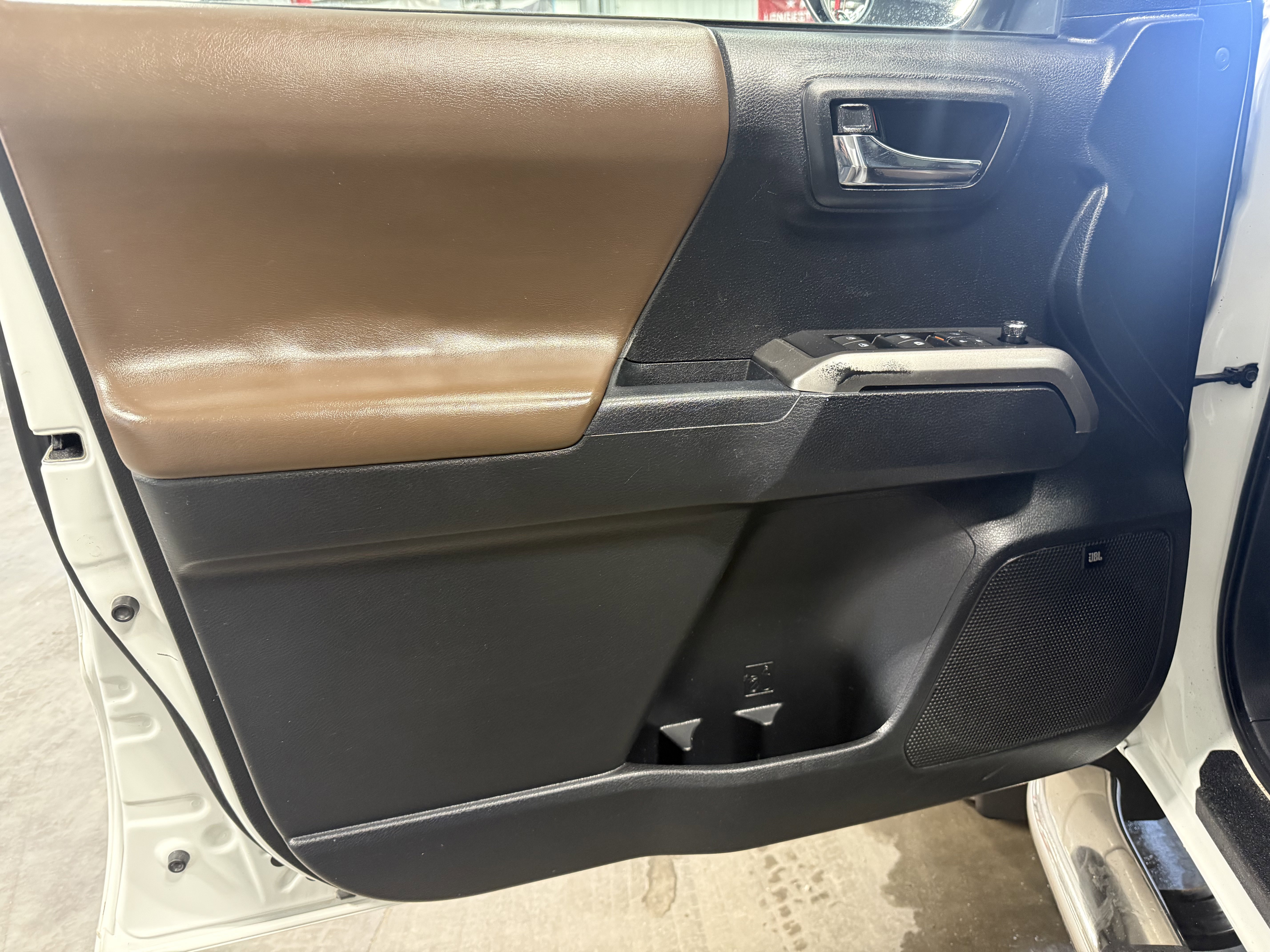 Used 2018 Toyota Tacoma Limited image 17