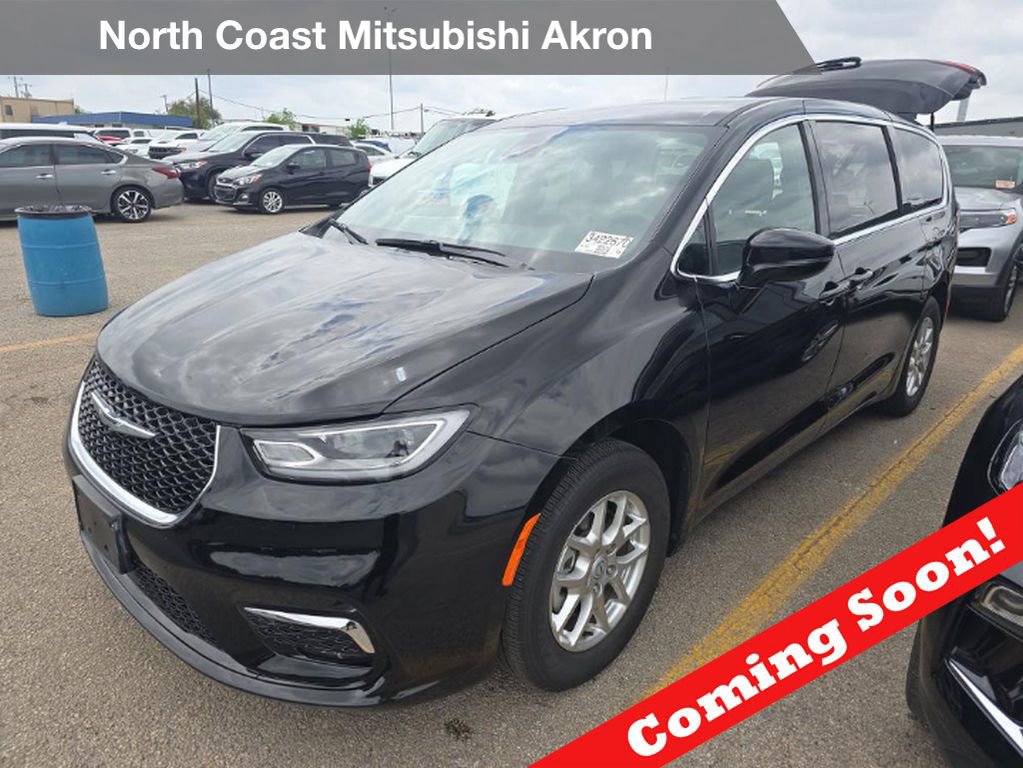 Used 2025 Chrysler Pacifica Select