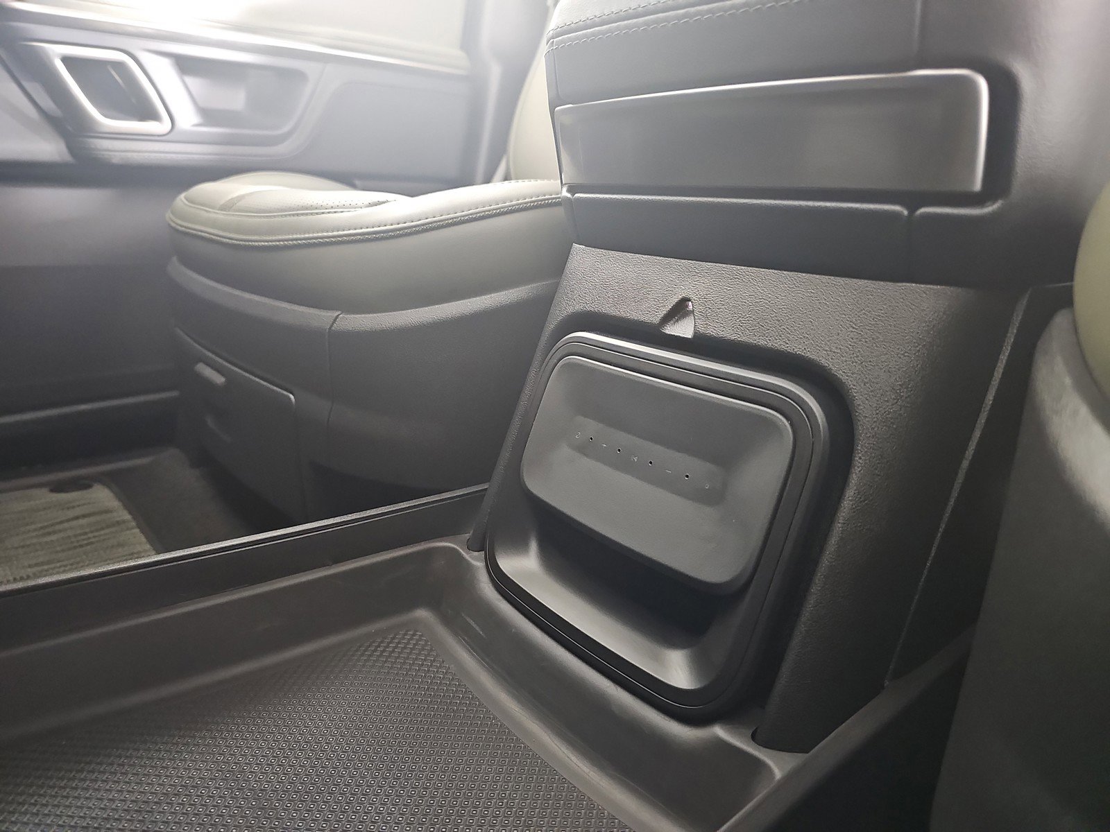 Used 2024 Rivian R1S Adventure image 32