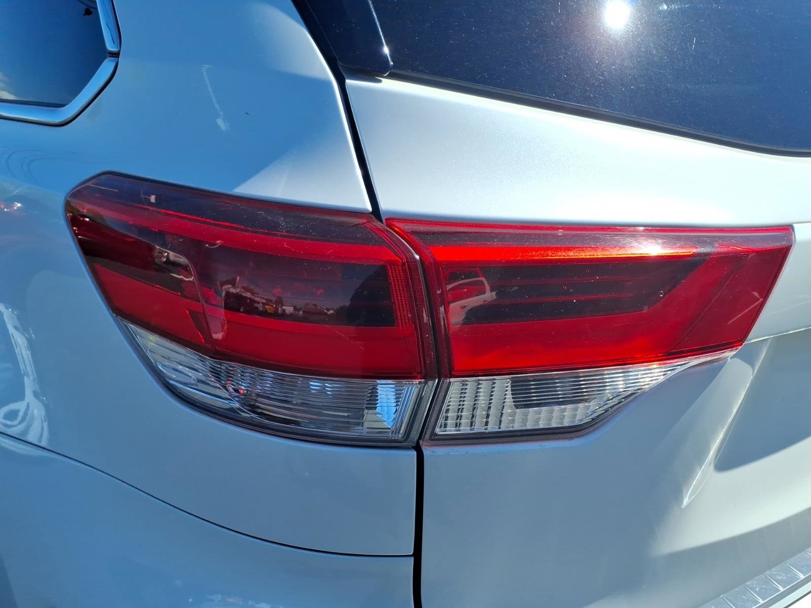Used 2018 Toyota Highlander XLE AWD/4WD image 14