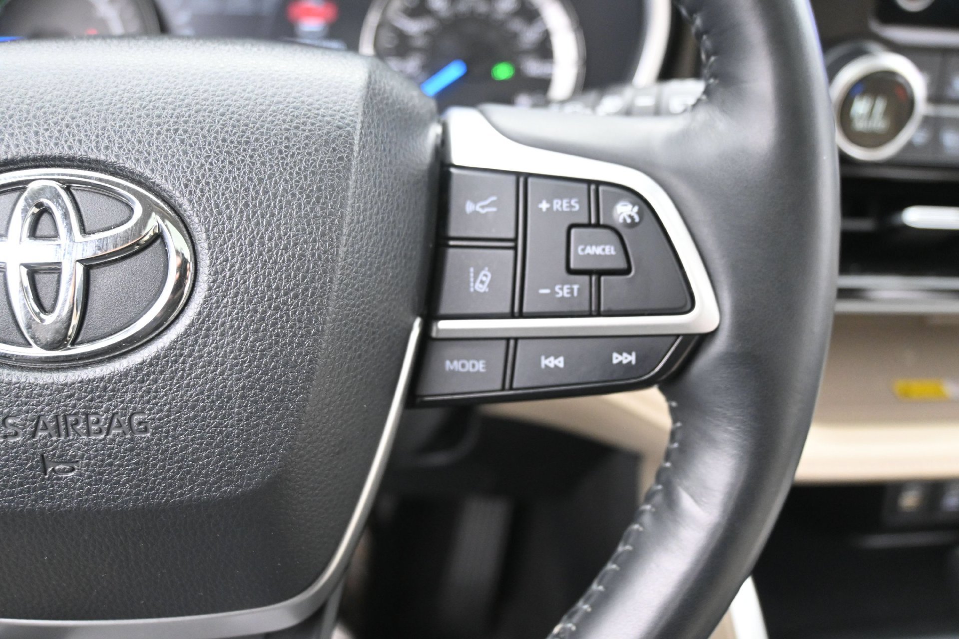 Used 2023 Toyota Highlander XLE AWD/4WD image 25