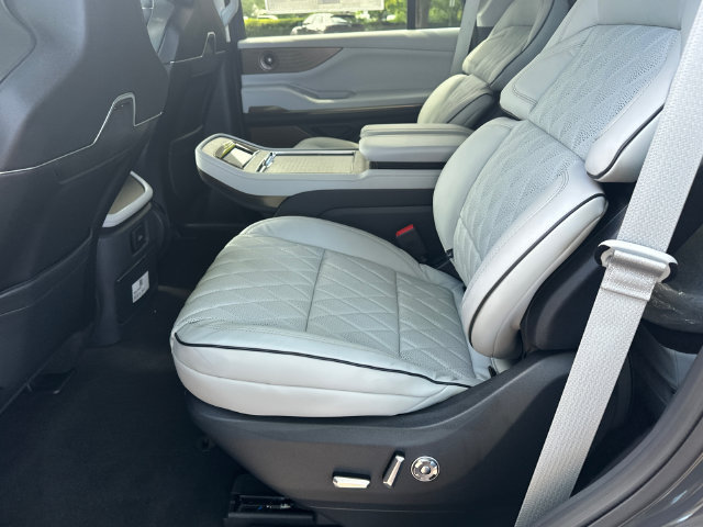 New 2026 Lincoln Navigator Black Label w/ Black Label Special Edition AWD/4WD image 21