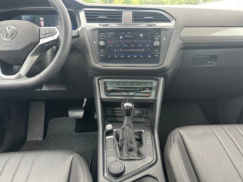 Used 2023 Volkswagen Tiguan SE w/ Panoramic Sunroof Package AWD/4WD image 22