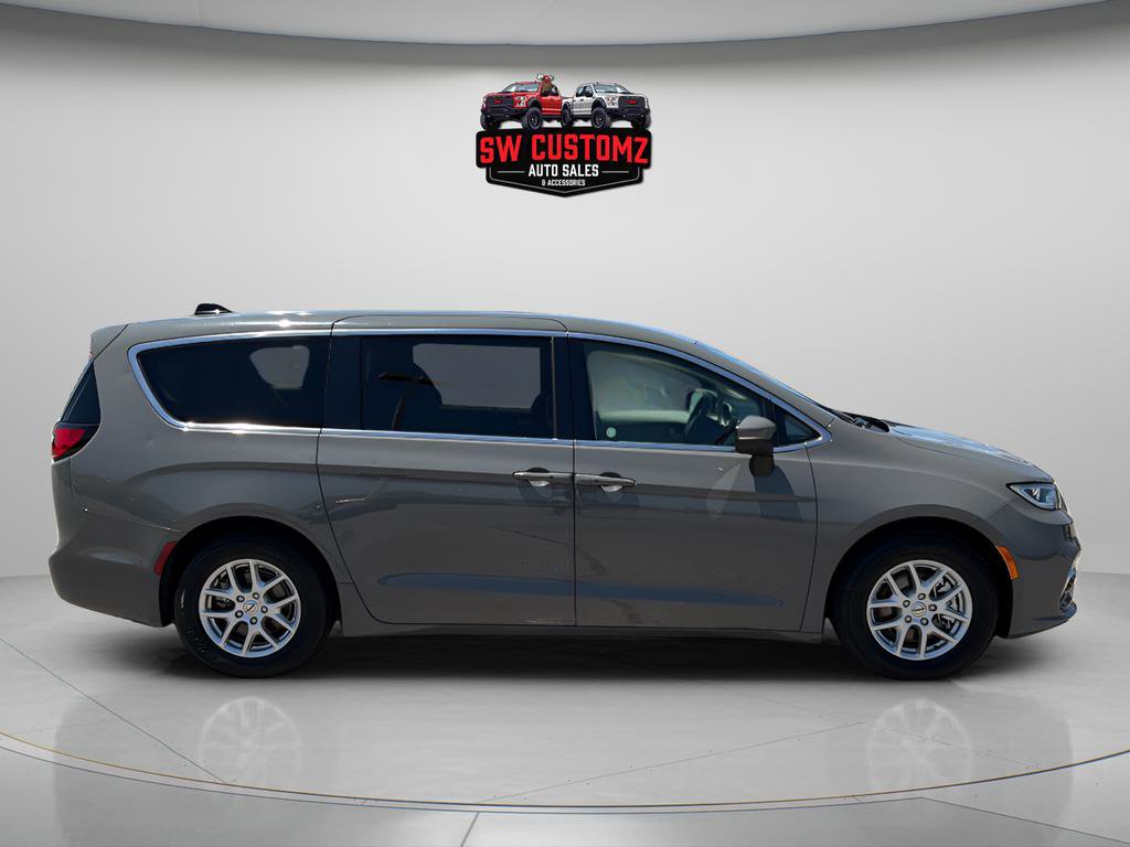 Used 2023 Chrysler Pacifica Touring-L FWD image 8