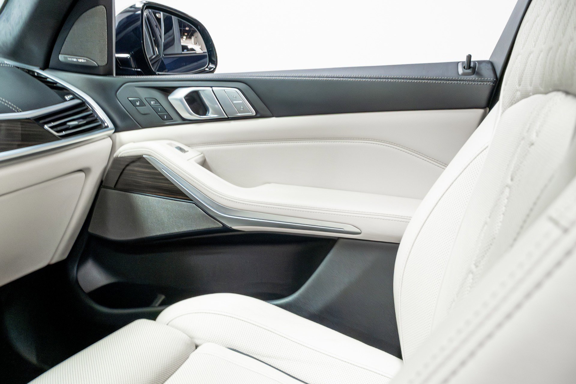 Used 2021 BMW X7 M50i image 13