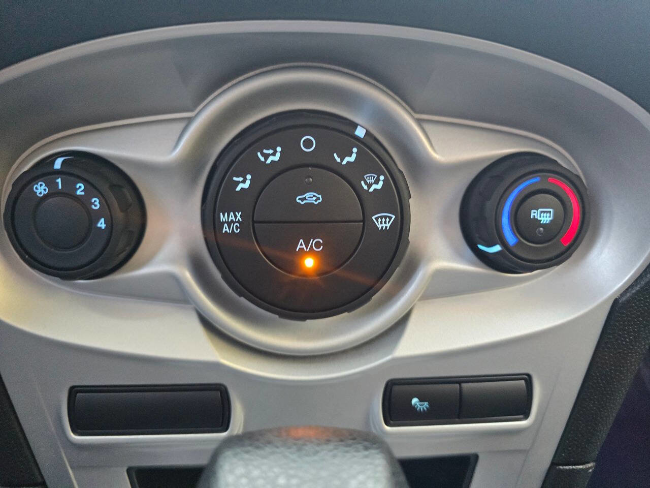 Used 2016 Ford Fiesta SE image 32