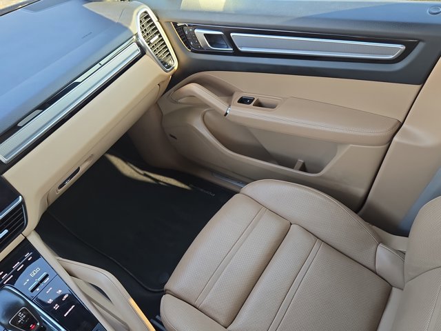 Used 2023 Porsche Cayenne Platinum Edition image 14