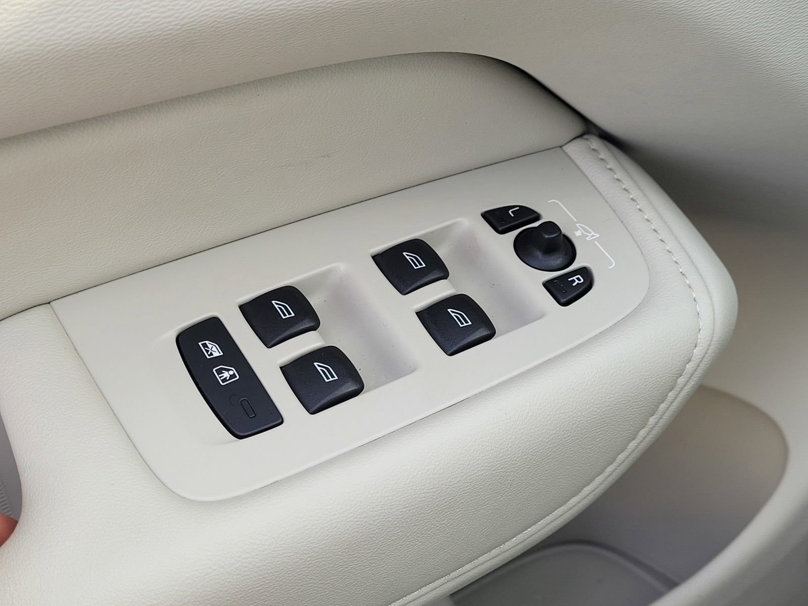 Certified 2023 Volvo XC60 B6 Ultimate w/ Climate Package image 16