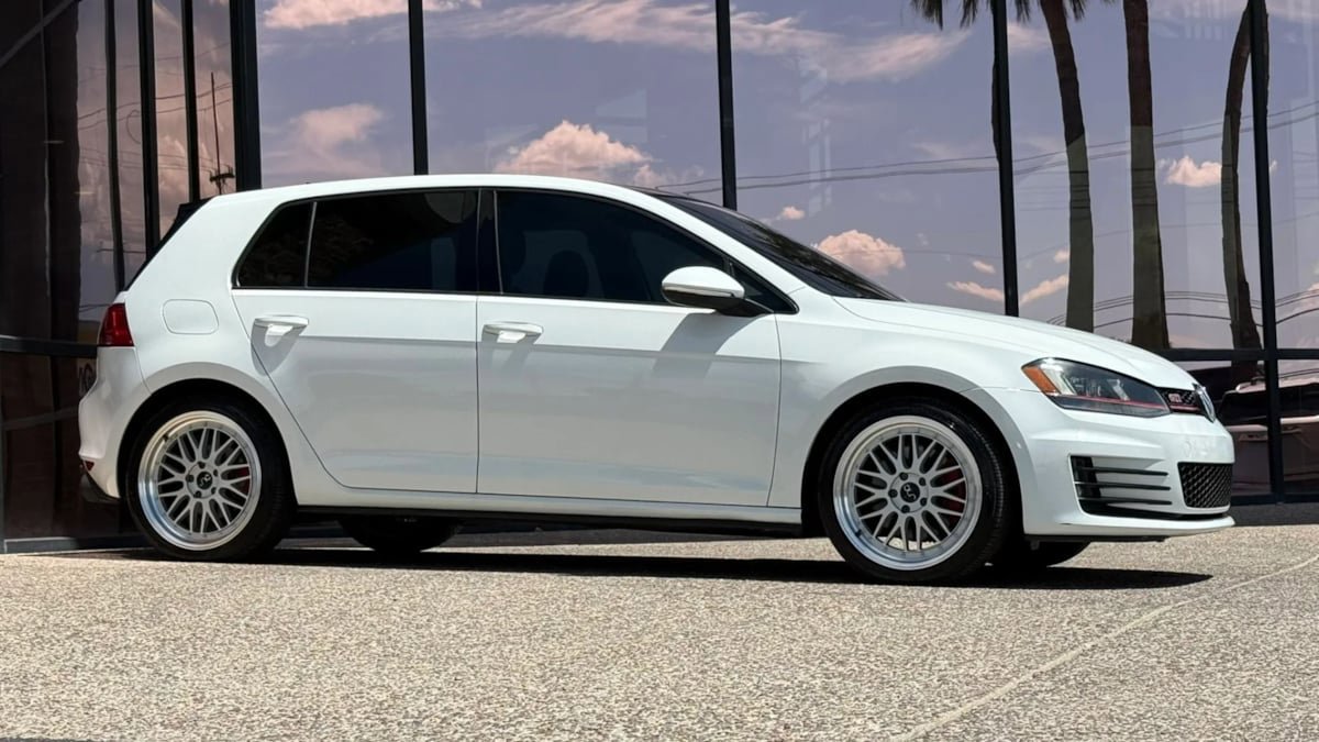 Used 2016 Volkswagen GTI SE w/ Lighting Package (SEL) FWD image 16