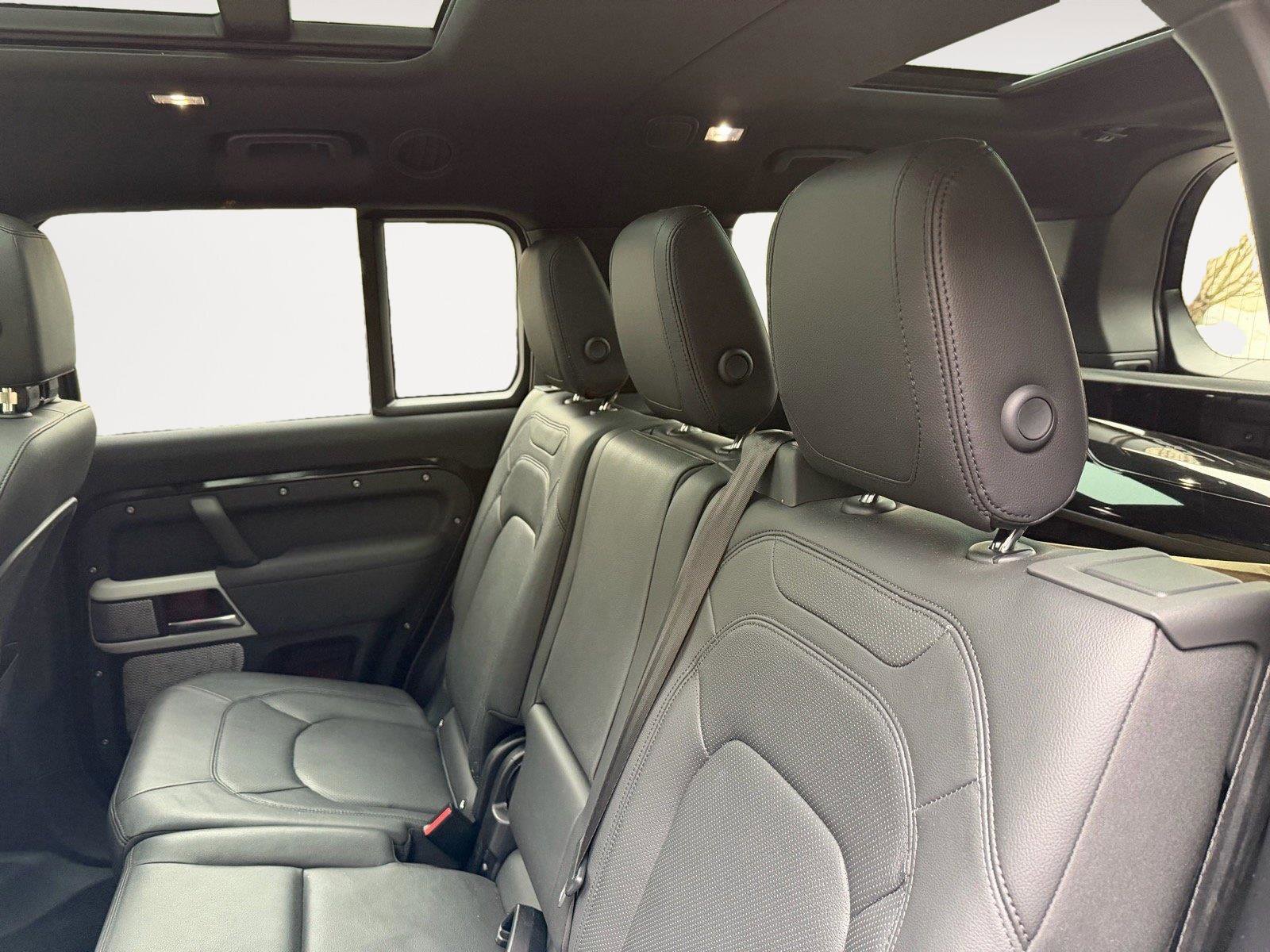 Used 2023 Land Rover Defender 130 SE image 17