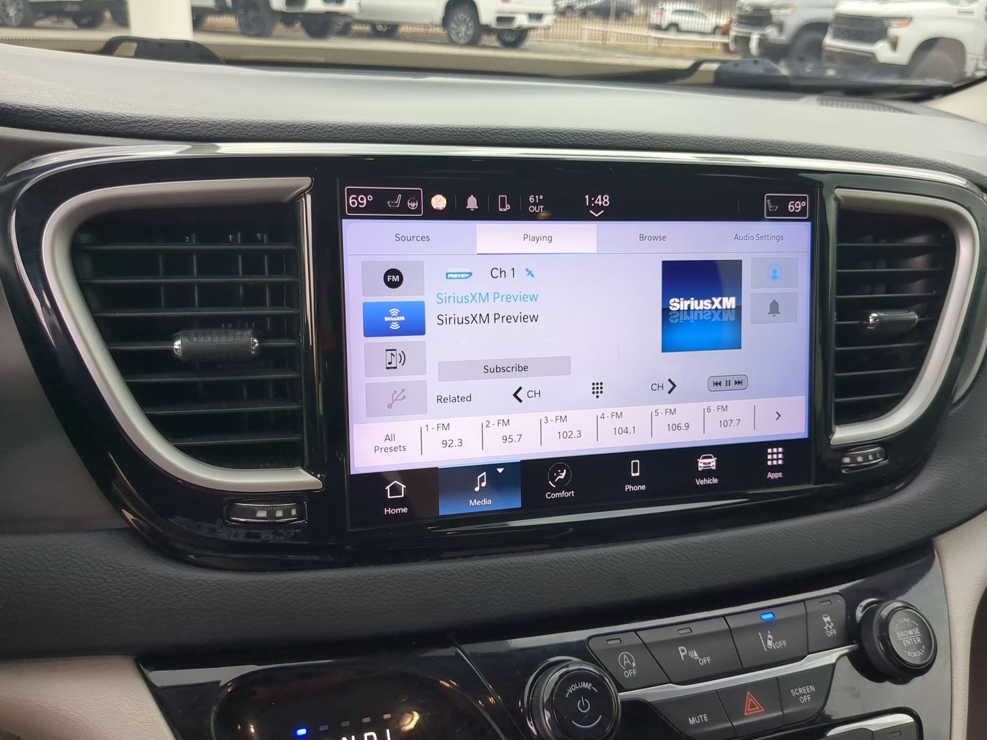 Used 2023 Chrysler Pacifica Touring-L image 16