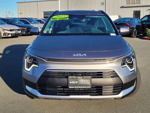 Used 2025 Kia Niro LX image 2