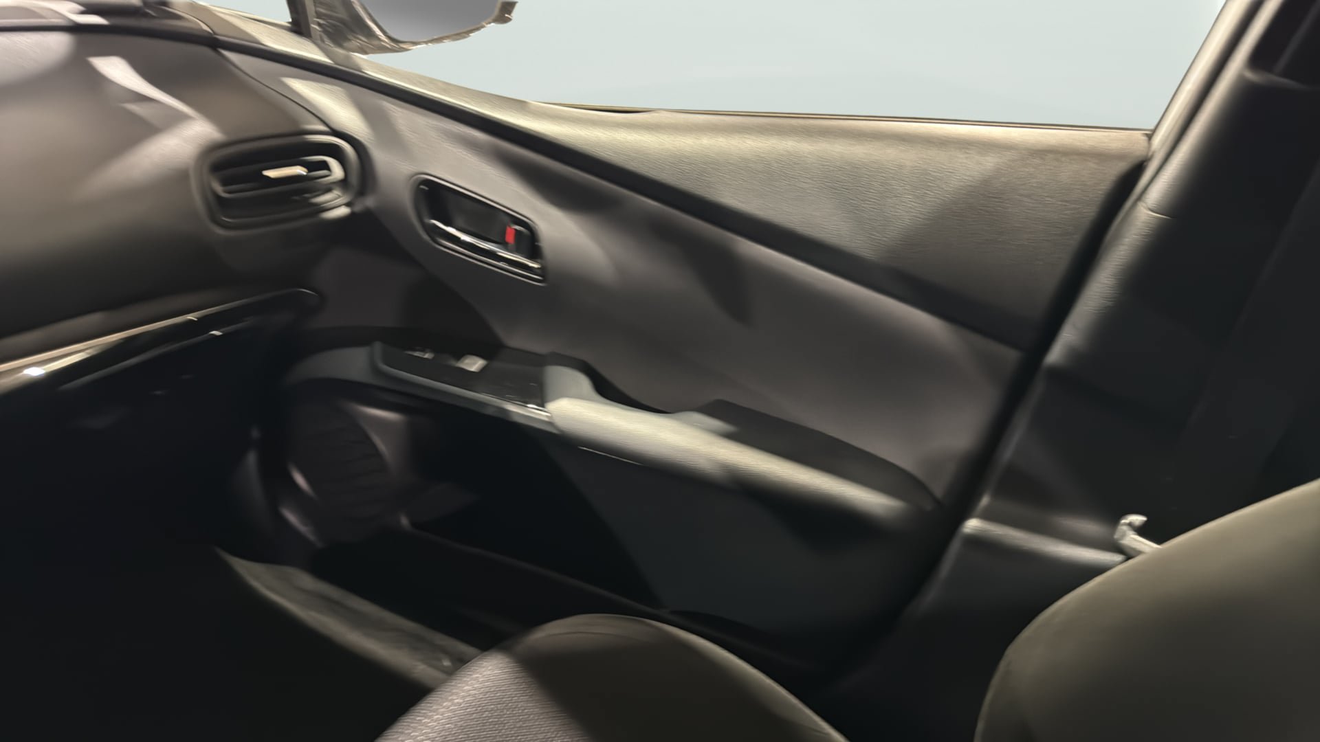 Used 2019 Toyota Prius LE w/ Preferred Accessory Package FWD image 17