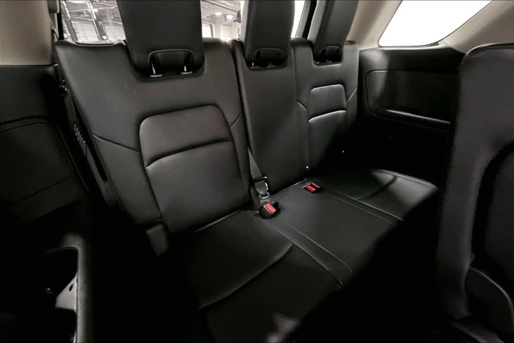 Used 2025 Nissan Pathfinder SL FWD image 33
