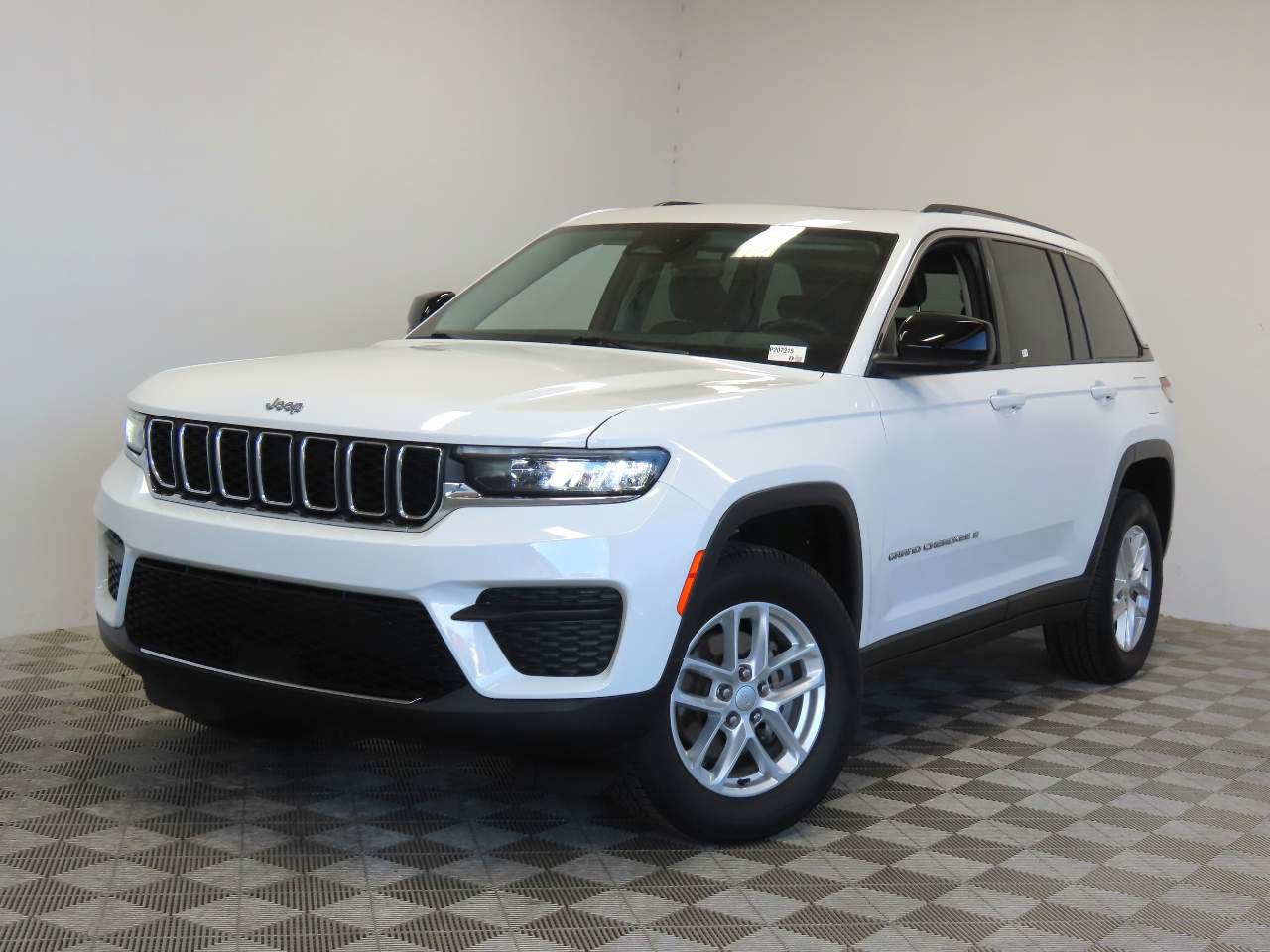 Used 2023 Jeep Grand Cherokee Laredo w/ Luxury Tech Group I RWD image 19
