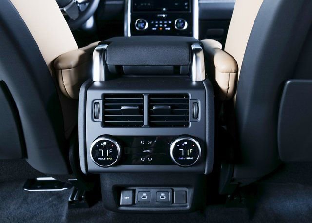 New 2026 Land Rover Discovery Dynamic SE image 11