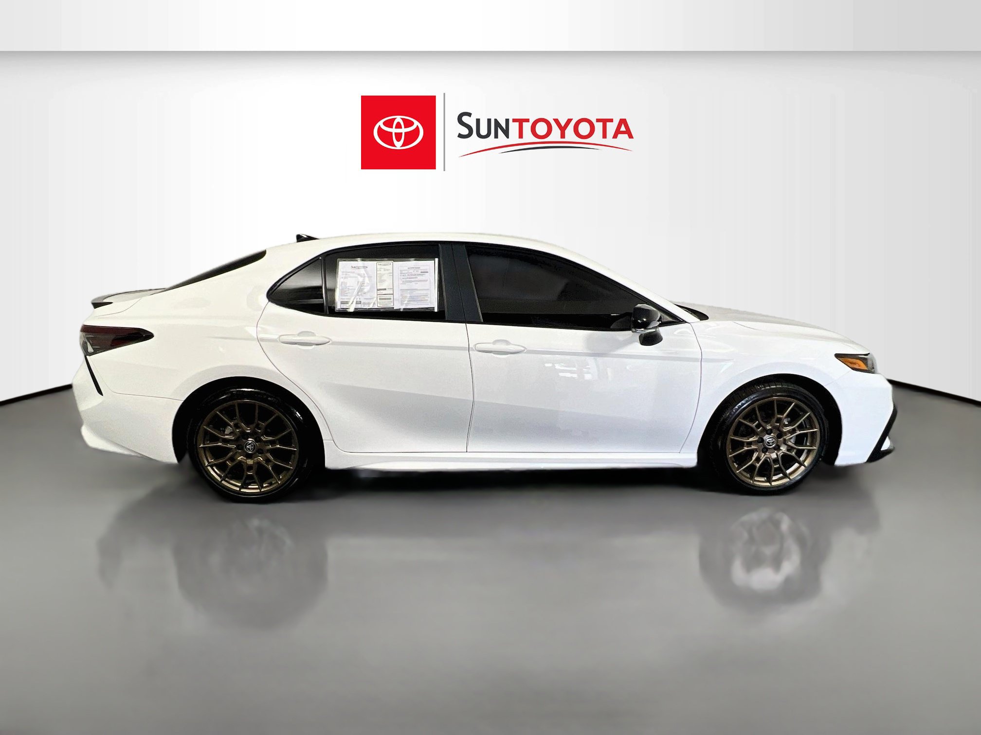 Used 2023 Toyota Camry SE FWD image 2