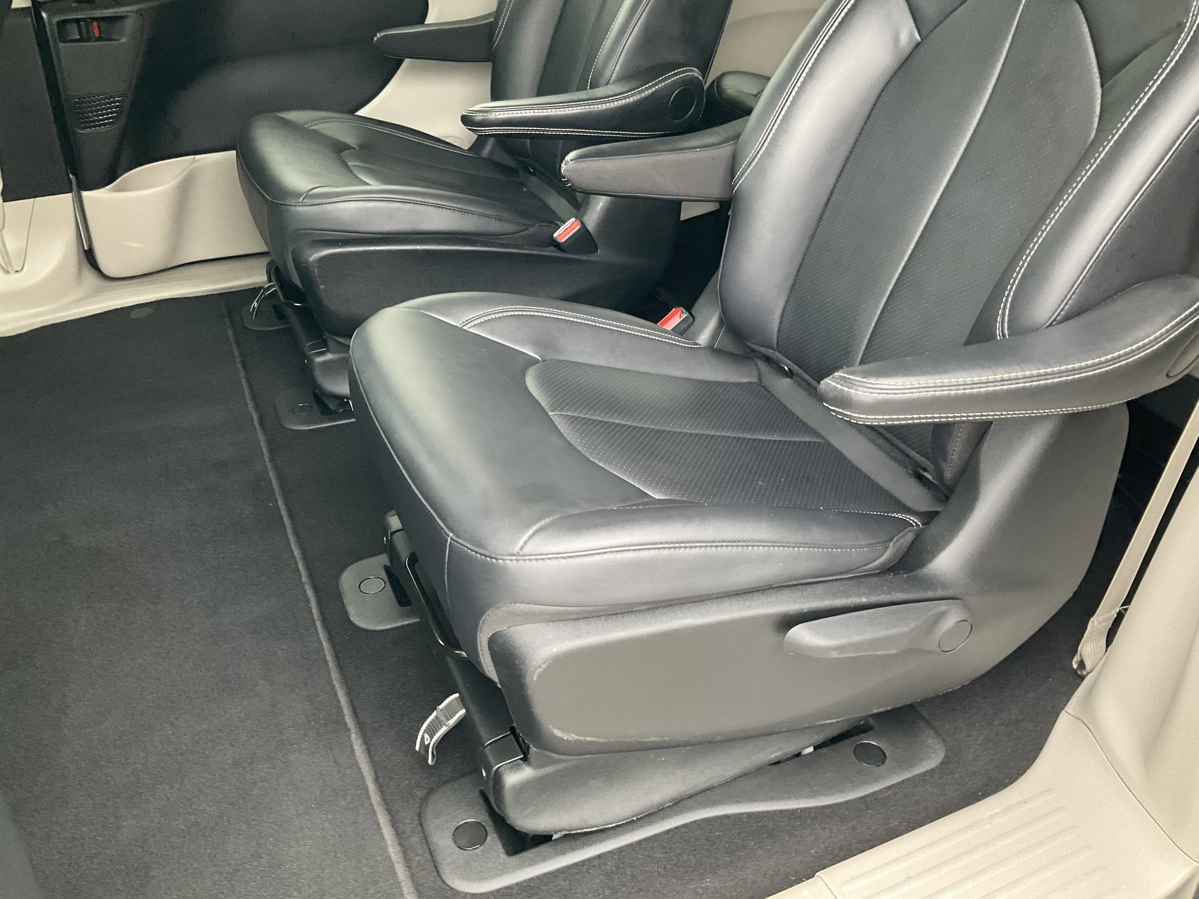Used 2024 Chrysler Pacifica Select FWD image 37