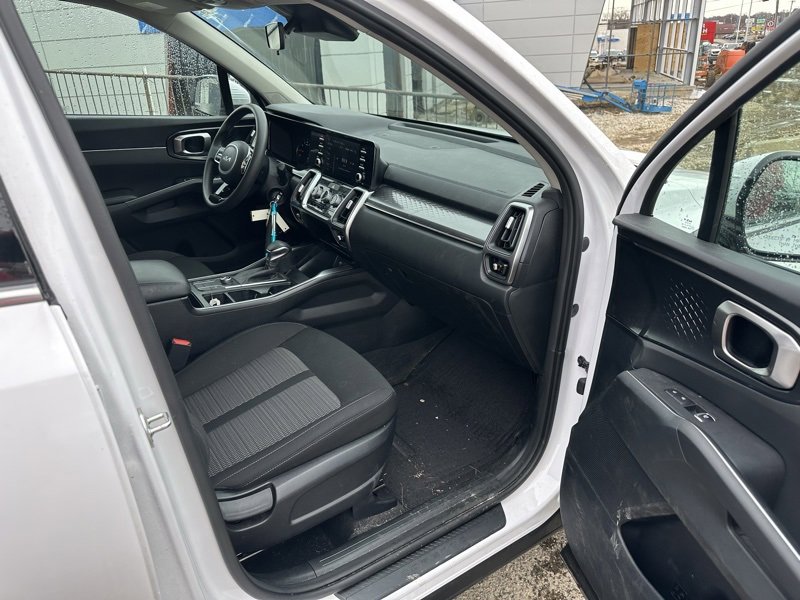 Used 2023 Kia Sorento LX image 9