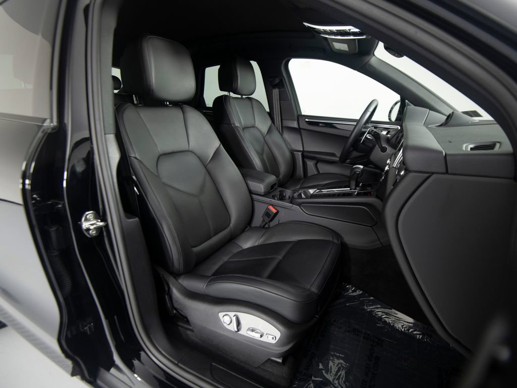 Certified 2026 Porsche Macan AWD/4WD image 33