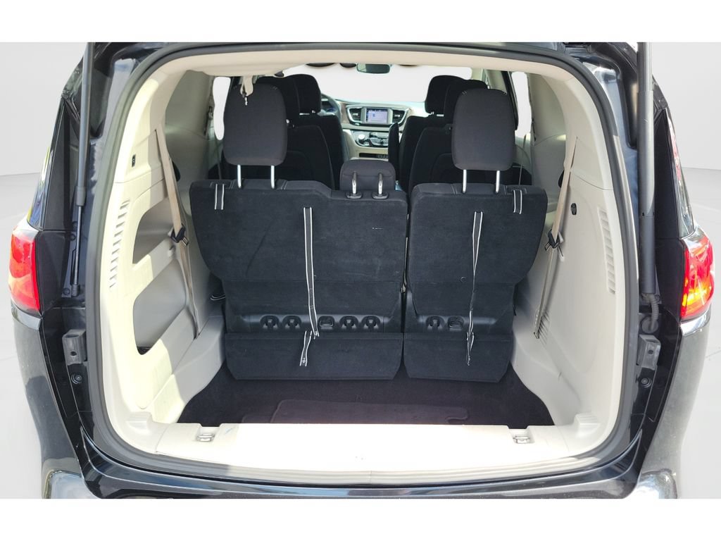 Used 2023 Chrysler Voyager LX FWD image 9