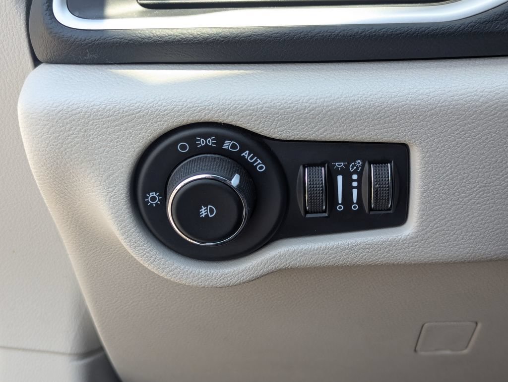 Used 2023 Chrysler Pacifica Touring-L FWD image 23