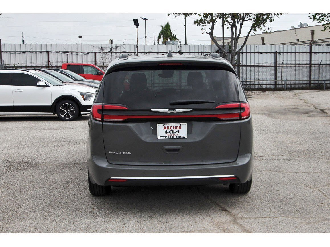 Used 2022 Chrysler Pacifica Touring-L w/ Uconnect Theater Family Group FWD image 6
