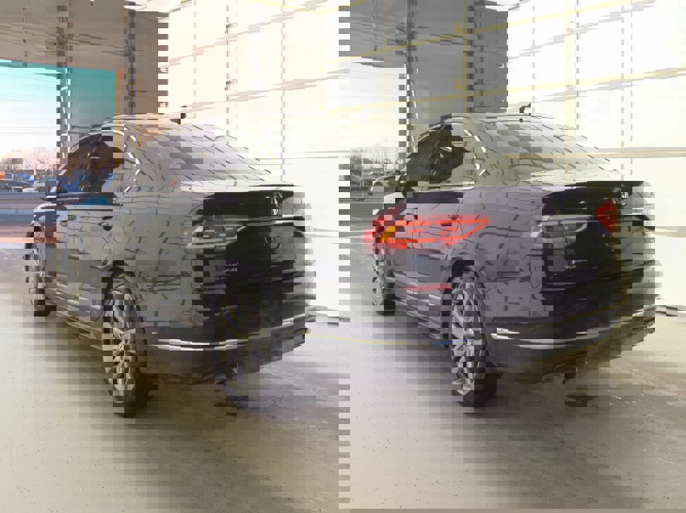 Used 2017 Volkswagen Passat 1.8T R-Line w/ R-Line Lighting Package image 5