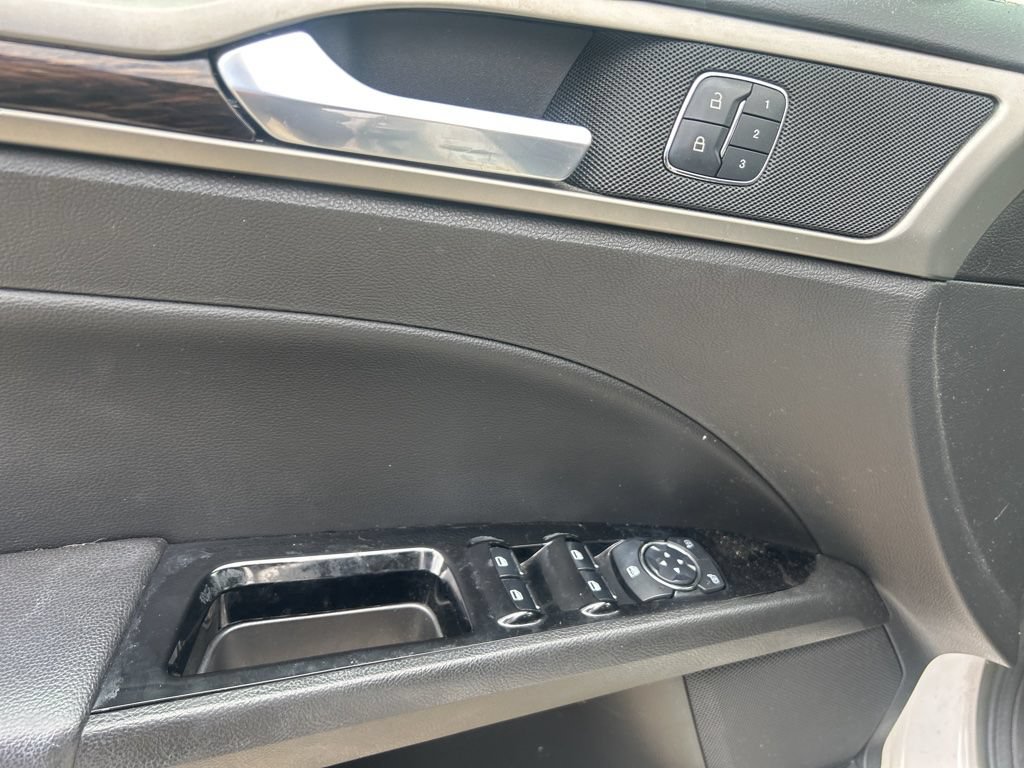 Used 2015 Ford Fusion SE w/ Equipment Group 202A FWD image 9