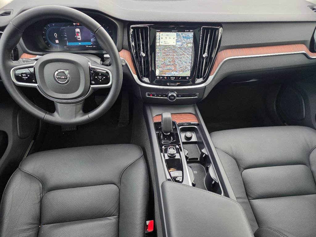 Used 2025 Volvo V60 B5 Cross Country Plus image 12