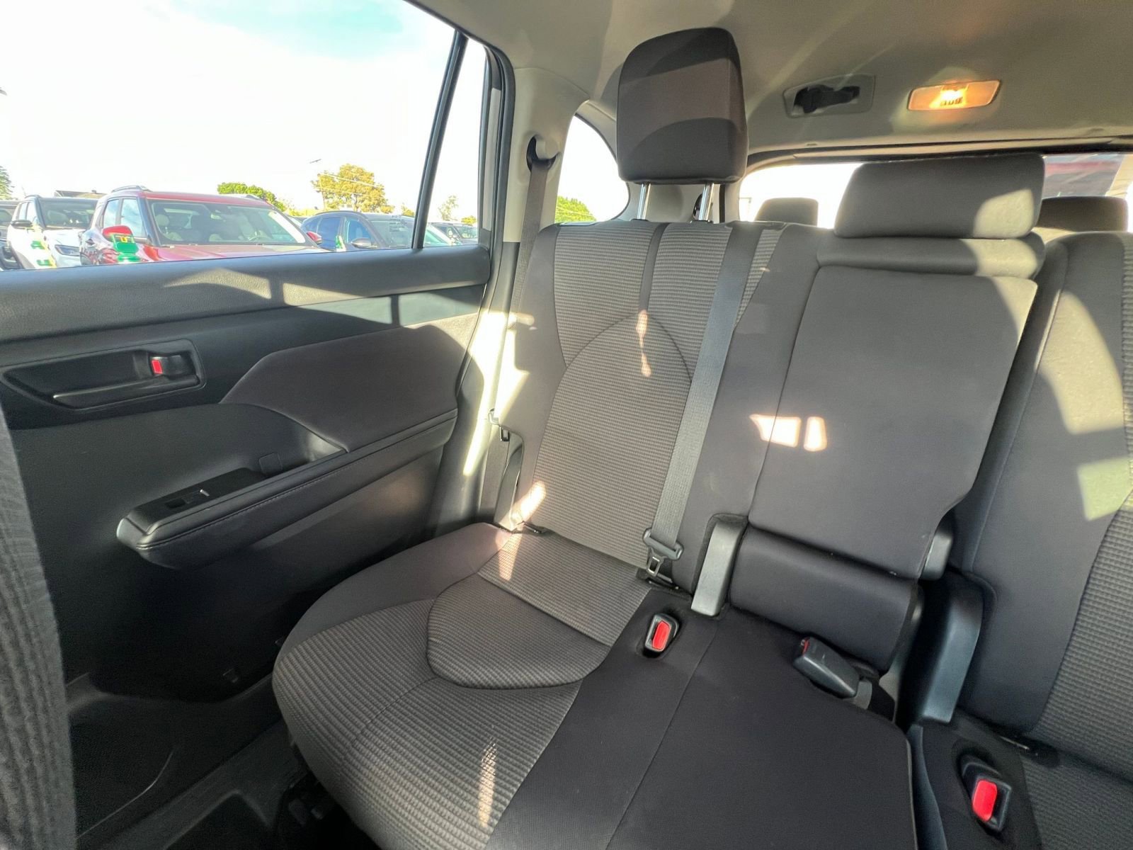 Used 2025 Toyota Highlander LE image 41